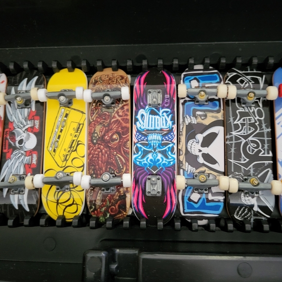 Tech Deck Oval Shaped Carrying Case with 15 fingerboard mini Skateboards - Picture 7 of 14